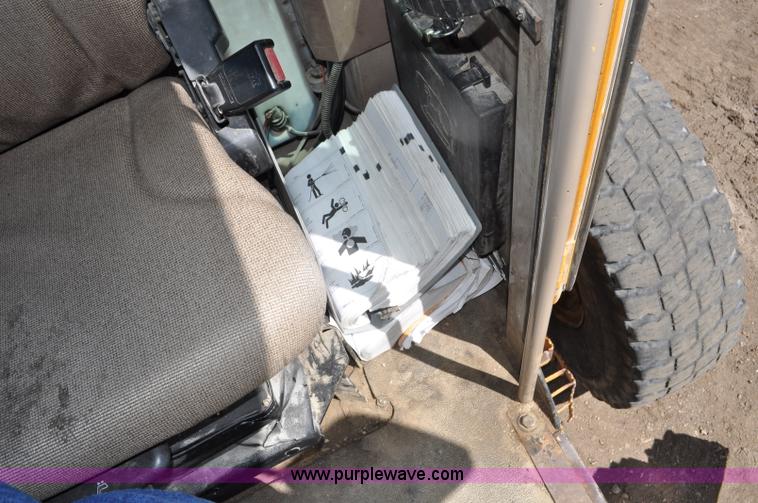 image for item G6454 1998 John Deere 770CH articulated motor grader