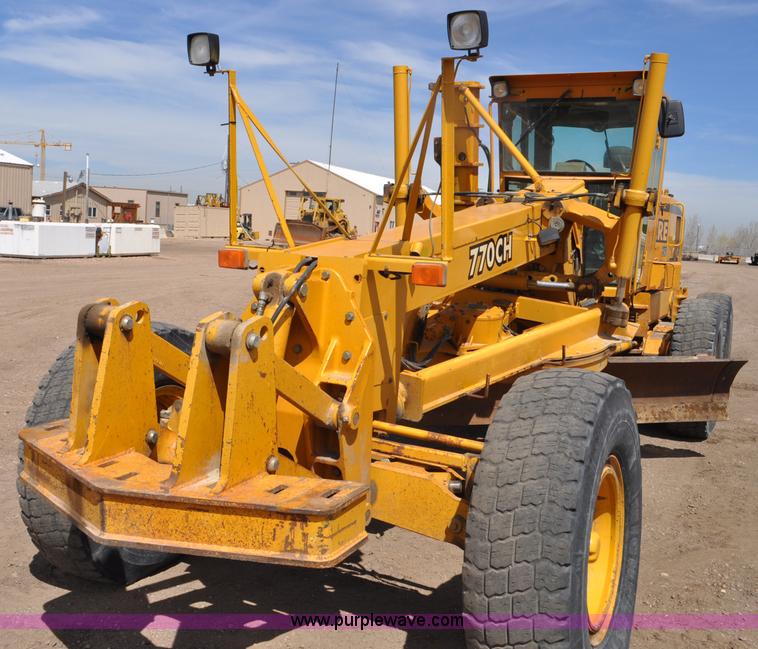 image for item G6454 1998 John Deere 770CH articulated motor grader
