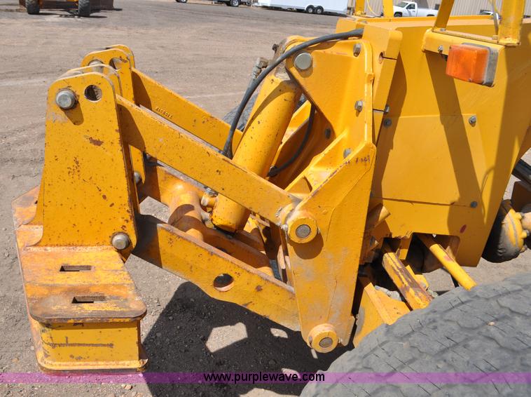 image for item G6454 1998 John Deere 770CH articulated motor grader