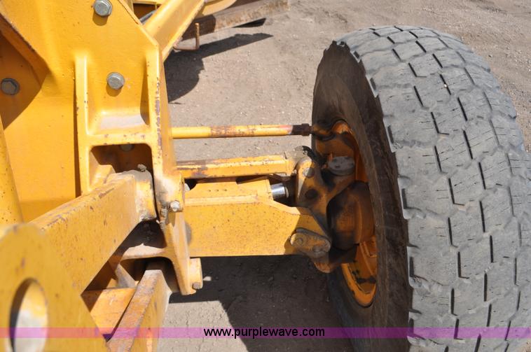 image for item G6454 1998 John Deere 770CH articulated motor grader