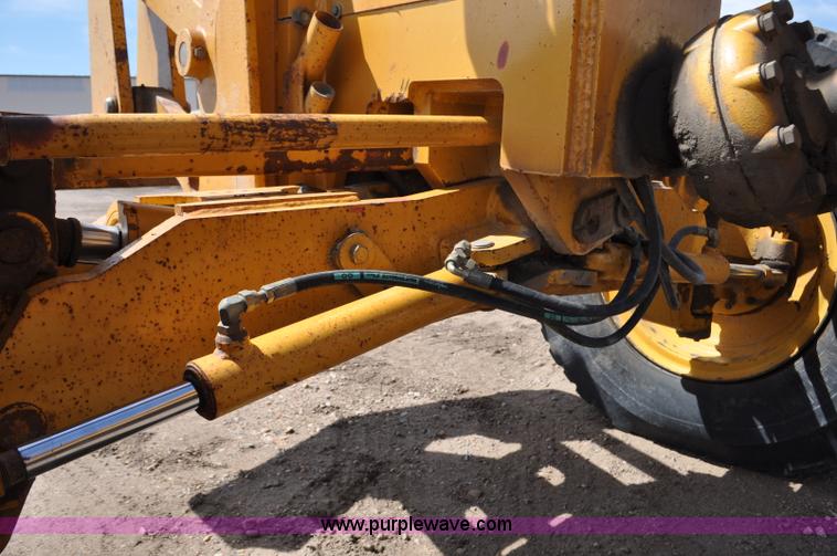 image for item G6454 1998 John Deere 770CH articulated motor grader