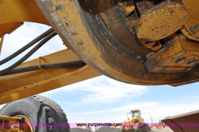 image for item G6454 1998 John Deere 770CH articulated motor grader