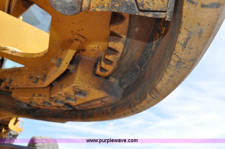 image for item G6454 1998 John Deere 770CH articulated motor grader