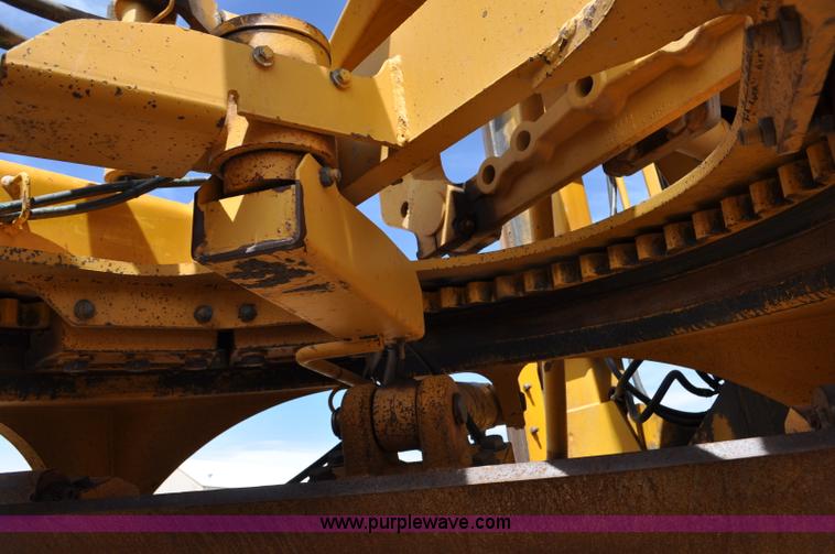 image for item G6454 1998 John Deere 770CH articulated motor grader