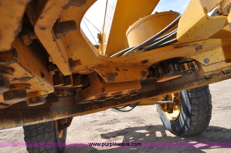 image for item G6454 1998 John Deere 770CH articulated motor grader