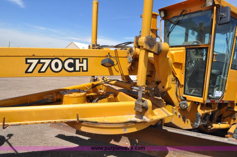 image for item G6454 1998 John Deere 770CH articulated motor grader