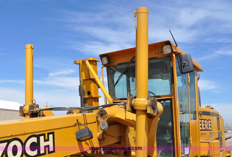 image for item G6454 1998 John Deere 770CH articulated motor grader