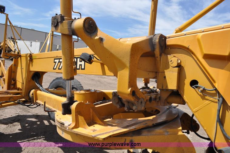 image for item G6454 1998 John Deere 770CH articulated motor grader