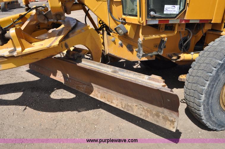 image for item G6454 1998 John Deere 770CH articulated motor grader