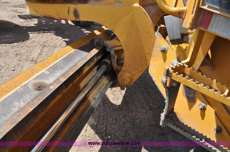 image for item G6454 1998 John Deere 770CH articulated motor grader