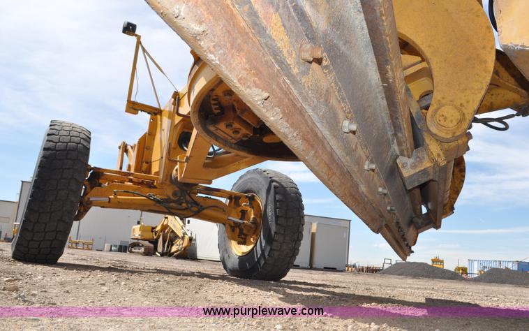 image for item G6454 1998 John Deere 770CH articulated motor grader