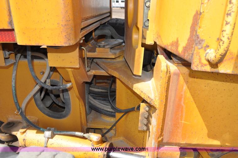 image for item G6454 1998 John Deere 770CH articulated motor grader