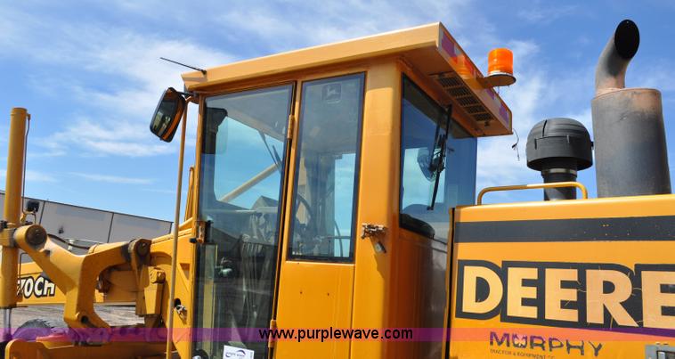 image for item G6454 1998 John Deere 770CH articulated motor grader