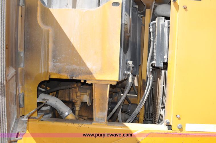 image for item G6454 1998 John Deere 770CH articulated motor grader