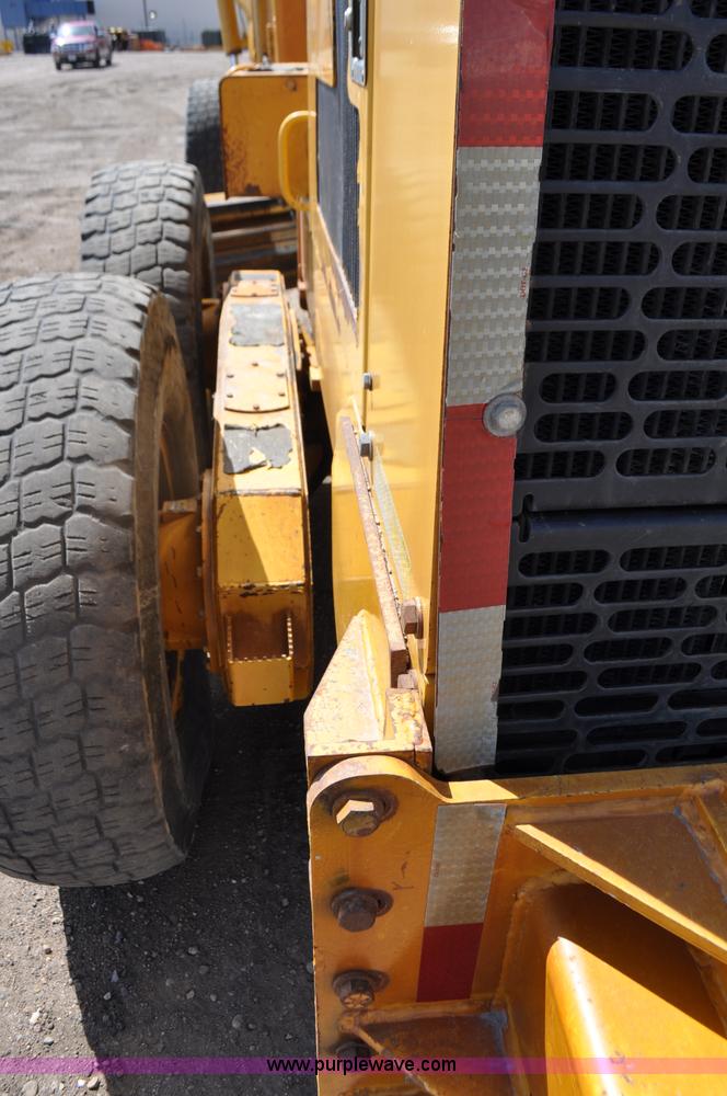 image for item G6454 1998 John Deere 770CH articulated motor grader