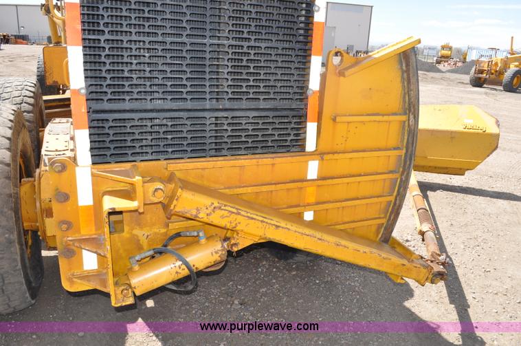 image for item G6454 1998 John Deere 770CH articulated motor grader