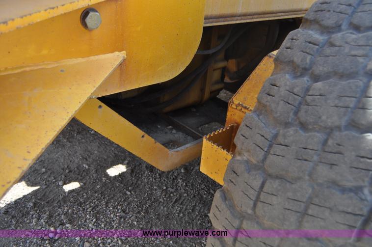 image for item G6454 1998 John Deere 770CH articulated motor grader