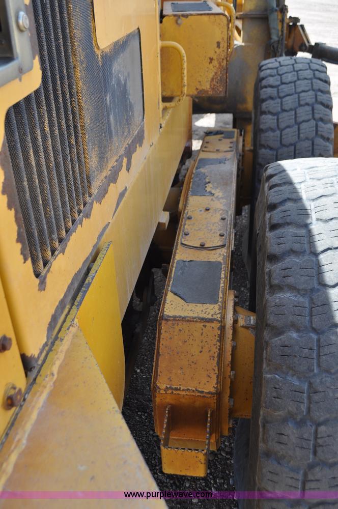 image for item G6454 1998 John Deere 770CH articulated motor grader