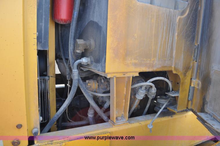 image for item G6454 1998 John Deere 770CH articulated motor grader