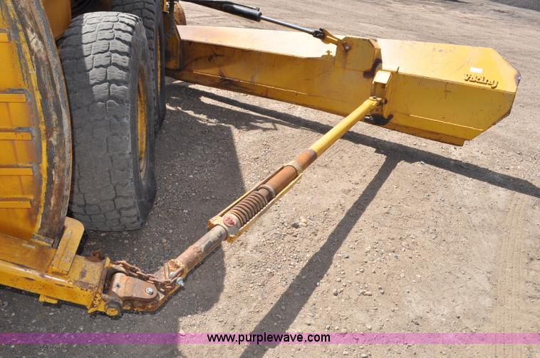 image for item G6454 1998 John Deere 770CH articulated motor grader