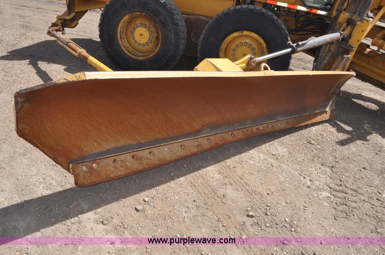 image for item G6454 1998 John Deere 770CH articulated motor grader