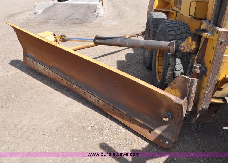 image for item G6454 1998 John Deere 770CH articulated motor grader