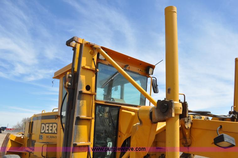 image for item G6454 1998 John Deere 770CH articulated motor grader