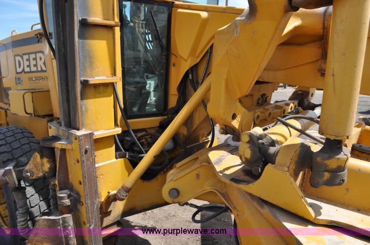 image for item G6454 1998 John Deere 770CH articulated motor grader