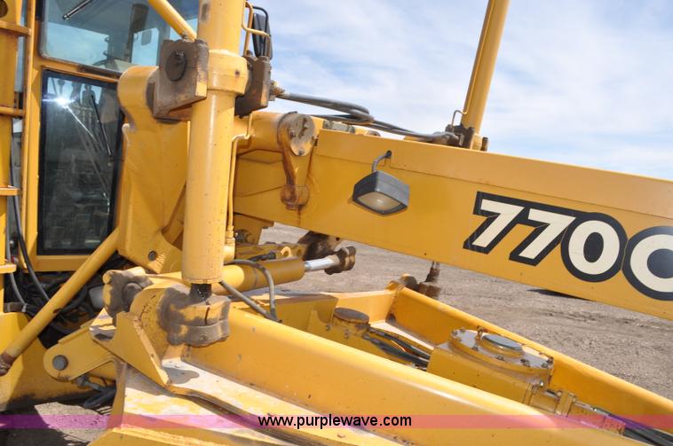 image for item G6454 1998 John Deere 770CH articulated motor grader