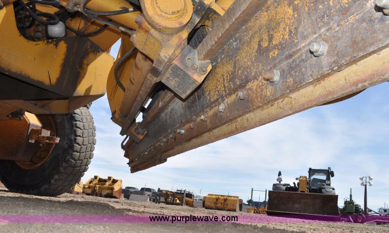 image for item G6454 1998 John Deere 770CH articulated motor grader