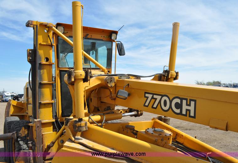 image for item G6454 1998 John Deere 770CH articulated motor grader