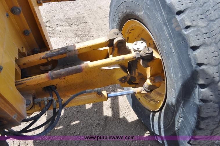 image for item G6454 1998 John Deere 770CH articulated motor grader