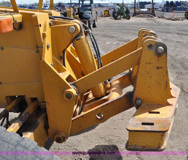 image for item G6454 1998 John Deere 770CH articulated motor grader