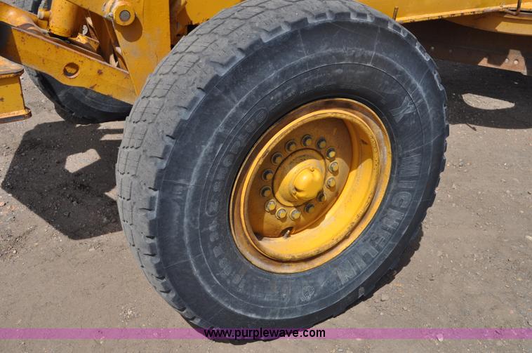 image for item G6454 1998 John Deere 770CH articulated motor grader