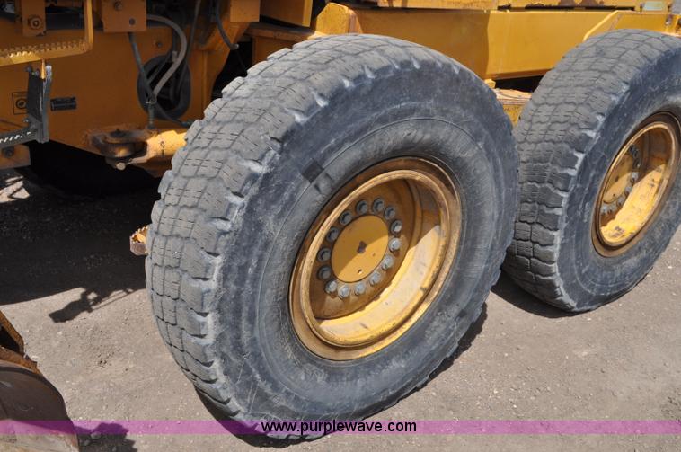 image for item G6454 1998 John Deere 770CH articulated motor grader