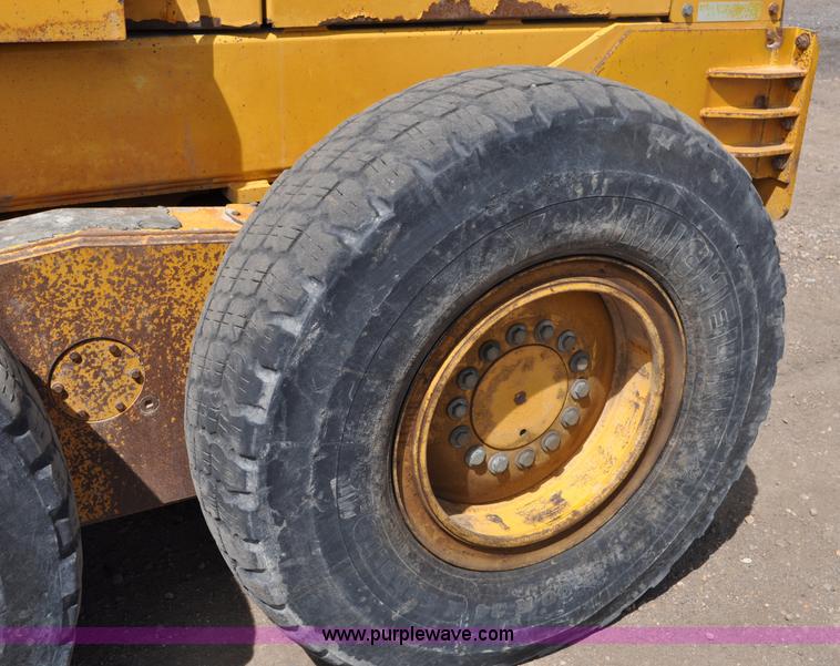 image for item G6454 1998 John Deere 770CH articulated motor grader