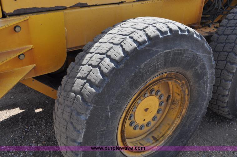 image for item G6454 1998 John Deere 770CH articulated motor grader