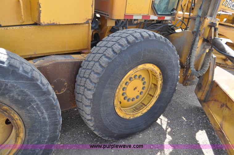 image for item G6454 1998 John Deere 770CH articulated motor grader