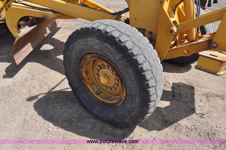 image for item G6454 1998 John Deere 770CH articulated motor grader