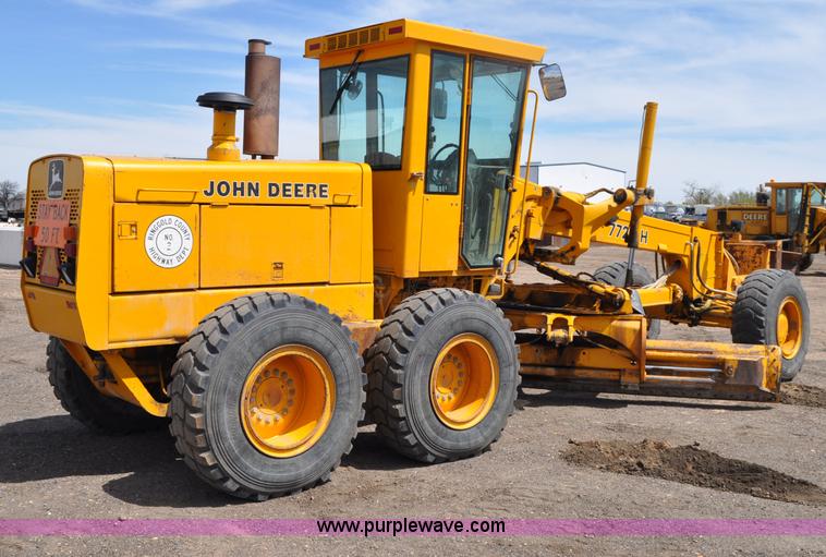 image for item G6455 1989 John Deere 772BH motor grader