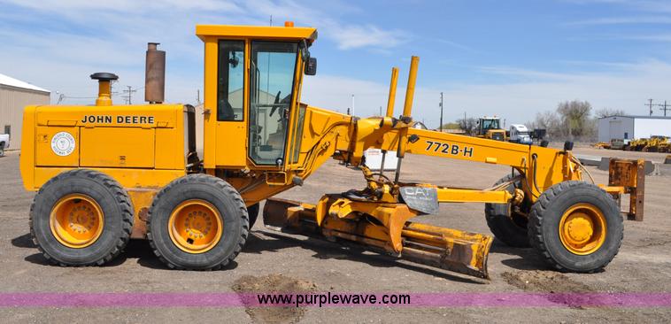 image for item G6455 1989 John Deere 772BH motor grader