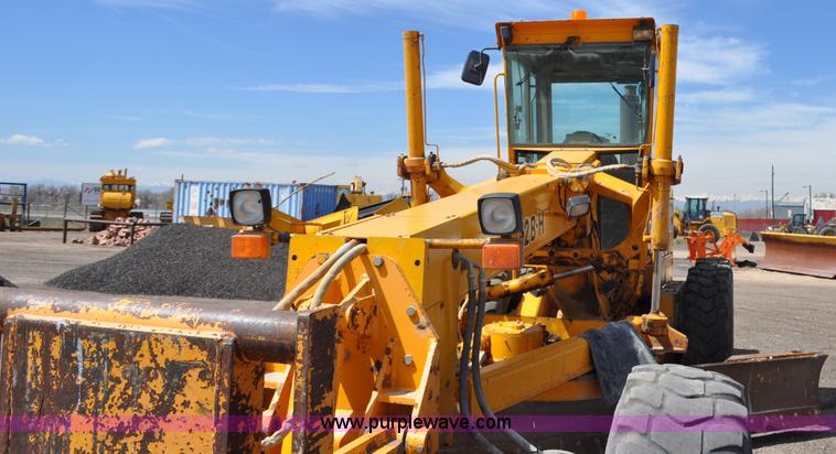 image for item G6455 1989 John Deere 772BH motor grader