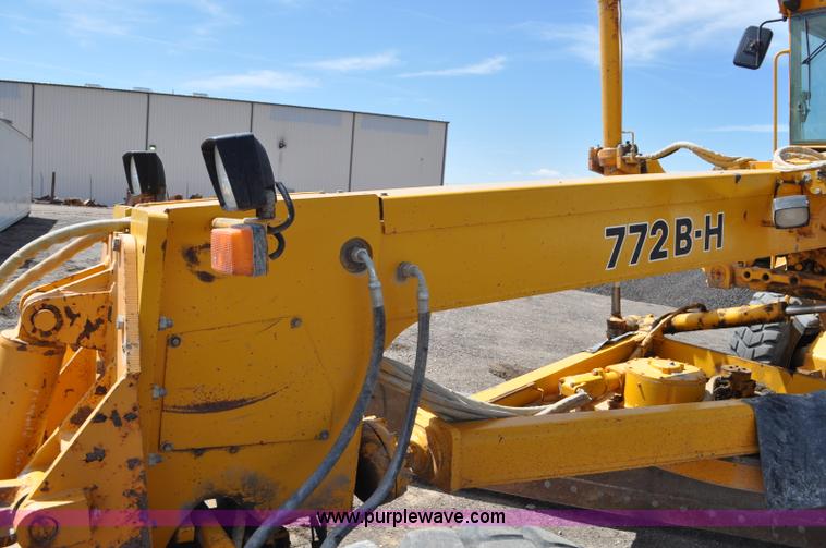 image for item G6455 1989 John Deere 772BH motor grader