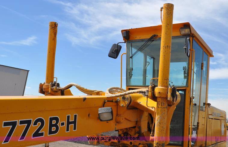 image for item G6455 1989 John Deere 772BH motor grader
