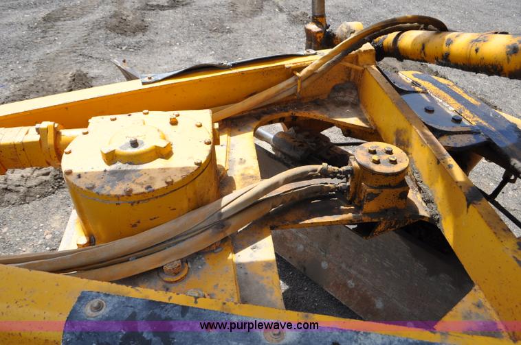 image for item G6455 1989 John Deere 772BH motor grader