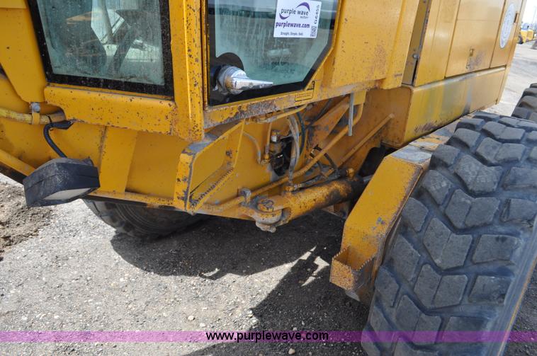 image for item G6455 1989 John Deere 772BH motor grader