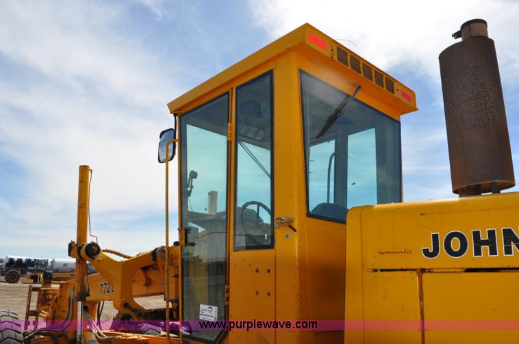 image for item G6455 1989 John Deere 772BH motor grader