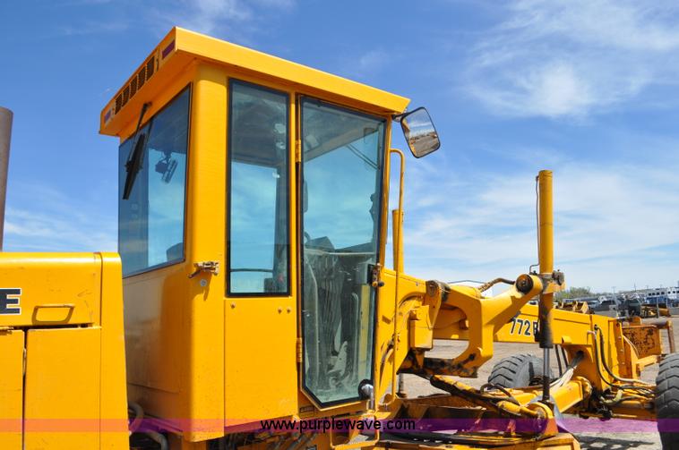 image for item G6455 1989 John Deere 772BH motor grader