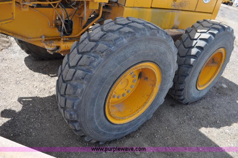 image for item G6455 1989 John Deere 772BH motor grader