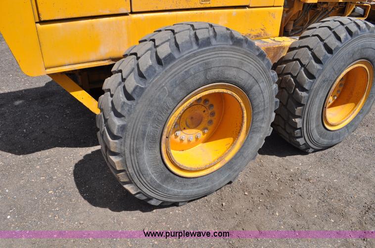 image for item G6455 1989 John Deere 772BH motor grader